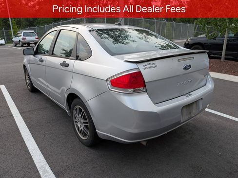 Used 2010 Ford Focus SE FWD image 4