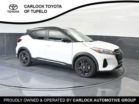 Used 2023 Nissan Kicks SR w/ SR Premium Package FWD image 6