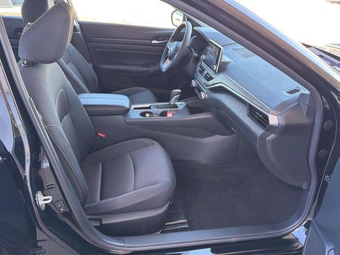 Used 2025 Nissan Altima 2.5 SV FWD image 13