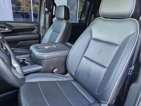 Used 2023 GMC Yukon XL SLT w/ SLT Luxury Package image 18