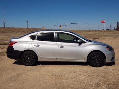 Used 2017 Nissan Sentra S image 7