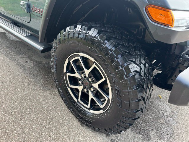 Used 2025 Jeep Gladiator Rubicon w/ Convenience Group AWD/4WD image 6