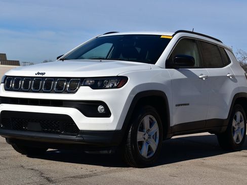 Used 2022 Jeep Compass Latitude image 1