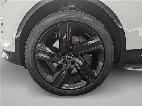 New 2025 Land Rover Discovery Dynamic SE image 24