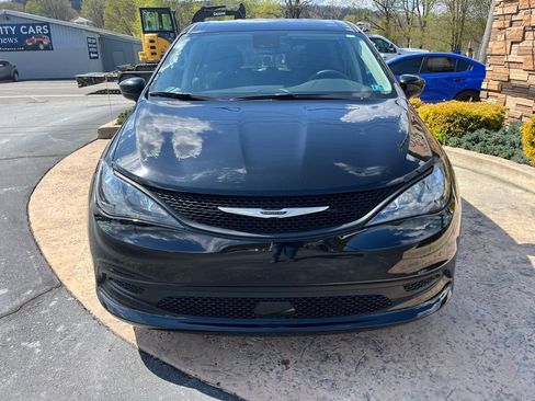 Used 2024 Chrysler Voyager LX image 2