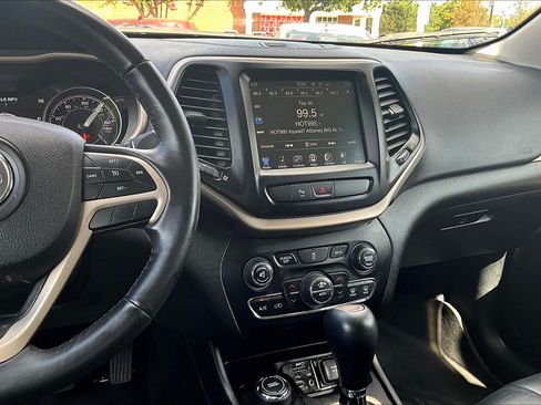 Used 2018 Jeep Cherokee Limited AWD/4WD image 6