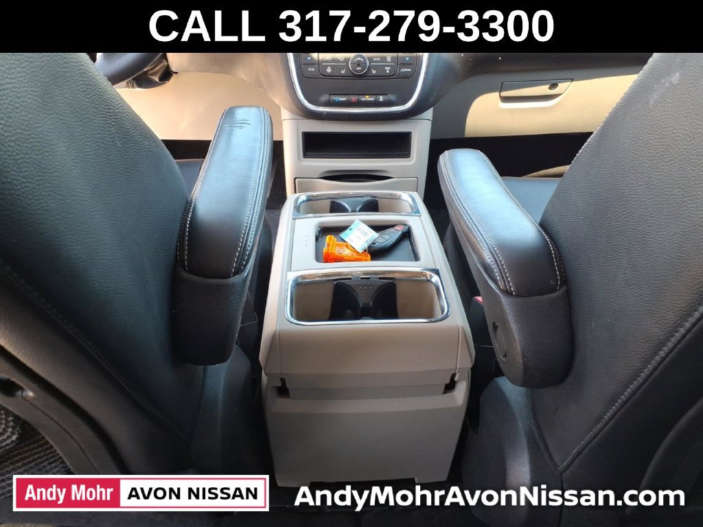 Used 2016 Chrysler Town & Country Touring-L FWD image 37