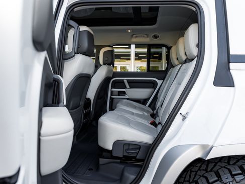 Used 2023 Land Rover Defender 130 SE image 30