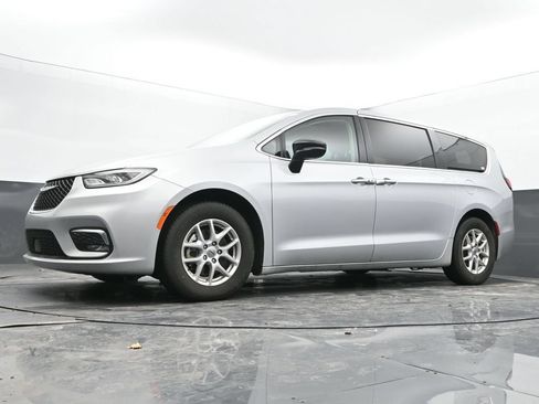 Used 2024 Chrysler Pacifica Touring-L FWD image 47