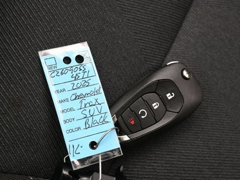 Used 2025 Chevrolet Trax RS w/ Driver Confidence Package FWD image 26