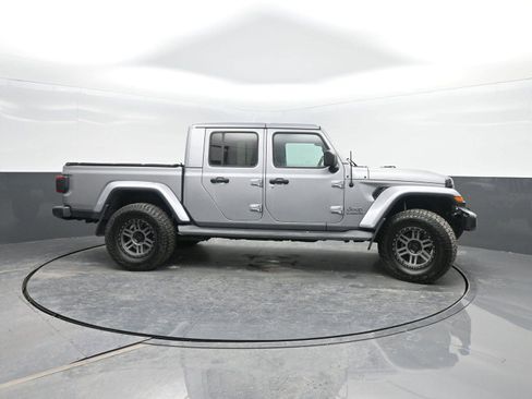 Used 2020 Jeep Gladiator Overland image 3