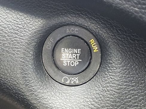 Used 2019 Jeep Cherokee Latitude Plus w/ Comfort/Convenience Group AWD/4WD image 15