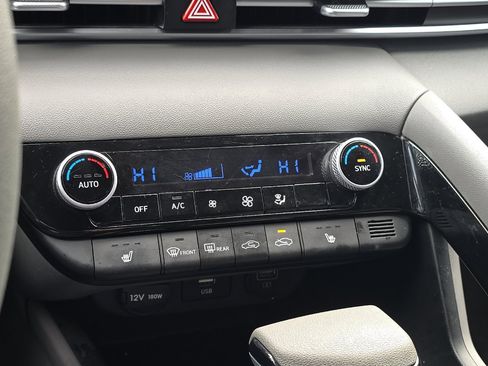 Used 2023 Hyundai Elantra Blue image 18