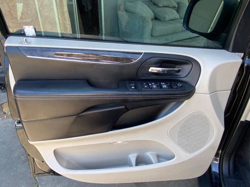 Used 2014 Chrysler Town & Country Touring FWD image 21