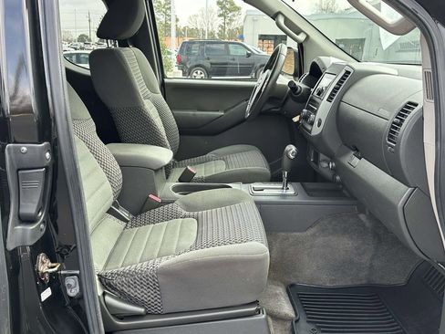 Used 2014 Nissan Frontier SV image 6
