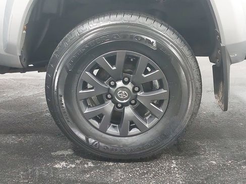 Used 2022 Toyota Tacoma SR5 w/ SR5 Appearance Package (SM) image 32
