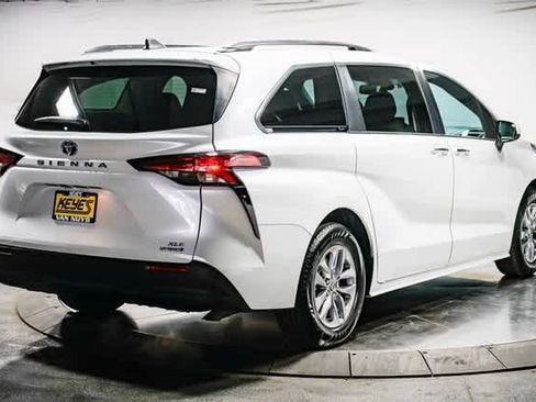 Certified 2022 Toyota Sienna XLE image 4