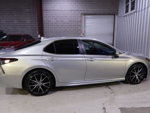 Used 2022 Toyota Camry SE image 6