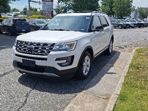 Used 2017 Ford Explorer XLT w/ Equipment Group 202A AWD/4WD image 3