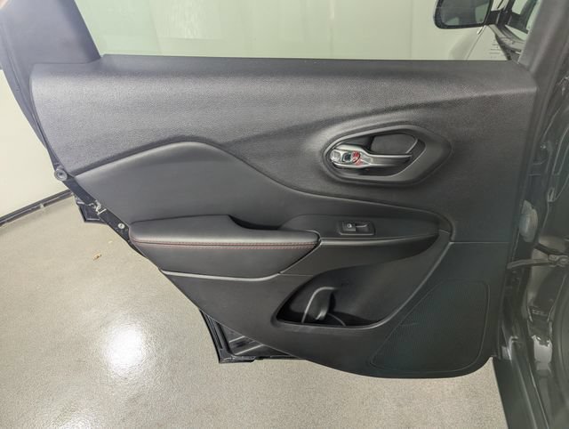 Used 2022 Jeep Cherokee Trailhawk AWD/4WD image 21