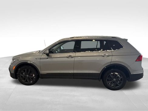 Used 2024 Volkswagen Tiguan SE image 2