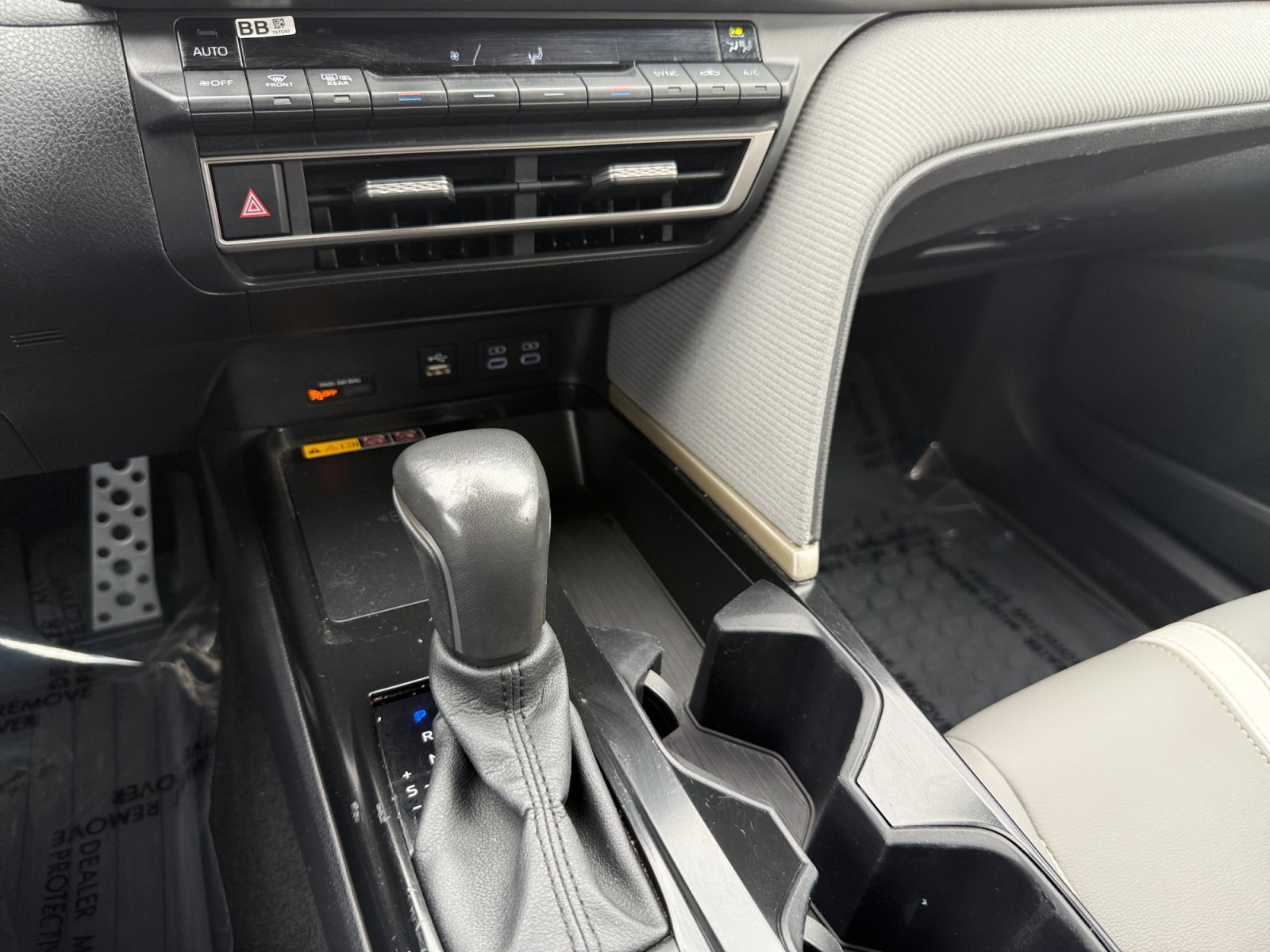 Used 2025 Toyota Camry SE FWD image 13