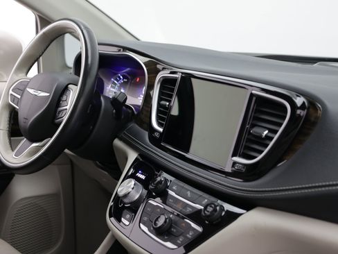 Used 2021 Chrysler Pacifica Limited w/ Uconnect Theater Family Group FWD image 45