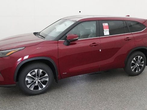 New 2026 Toyota Highlander XLE image 2