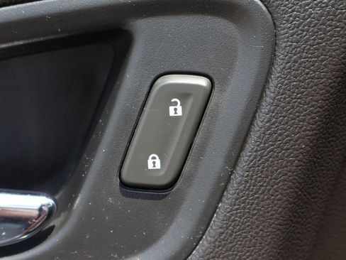 Used 2017 Chevrolet Colorado LT w/ LT Convenience Package RWD image 18