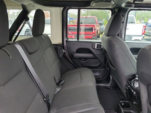 Used 2018 Jeep Wrangler Unlimited Sahara image 32