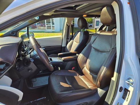 Used 2023 Toyota Sienna Platinum AWD/4WD image 19