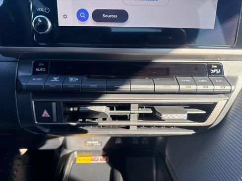 Used 2025 Toyota Camry SE image 28