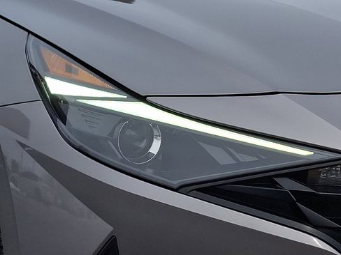 Used 2023 Hyundai Elantra SEL w/ Convenience Package image 9