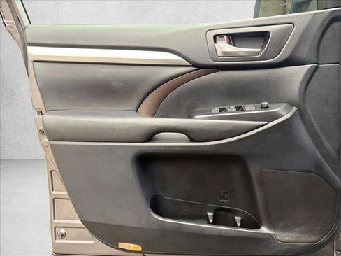Used 2019 Toyota Highlander XLE image 10