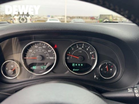 Used 2016 Jeep Wrangler Unlimited Rubicon image 12