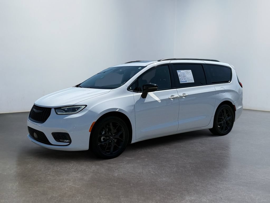 Used 2025 Chrysler Pacifica Limited FWD image 7