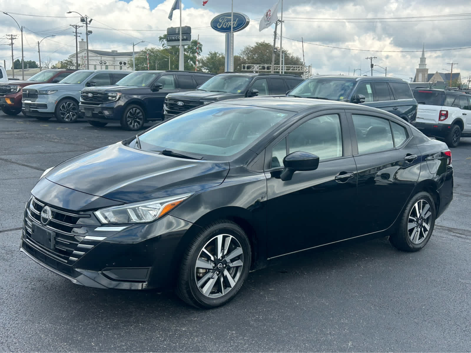 Used 2024 Nissan Versa SV FWD image 2