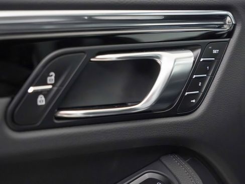 Certified 2025 Porsche Macan image 22