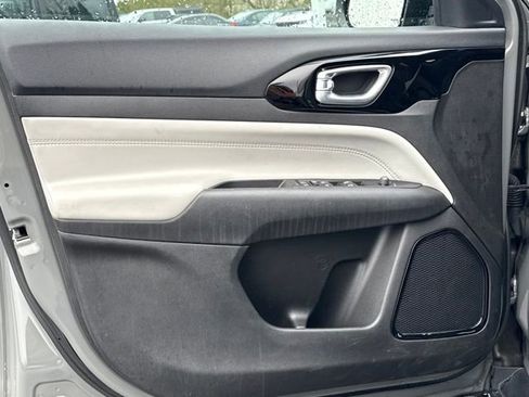 Used 2024 Jeep Compass Limited image 19