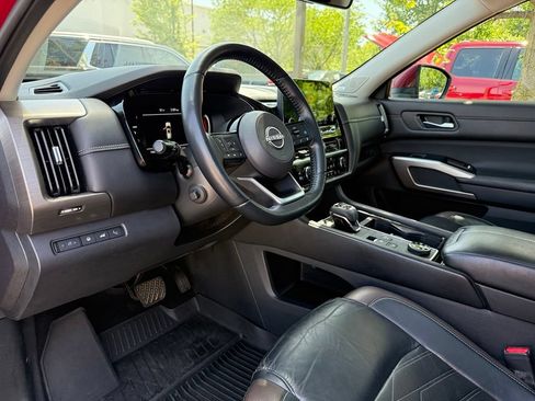 Used 2023 Nissan Pathfinder Platinum w/ Cargo Package AWD/4WD image 9