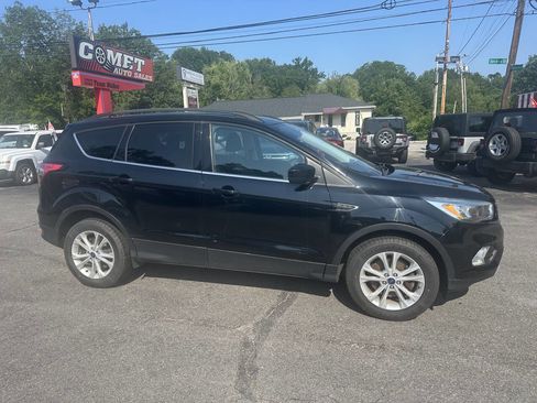 Used 2017 Ford Escape SE image 2