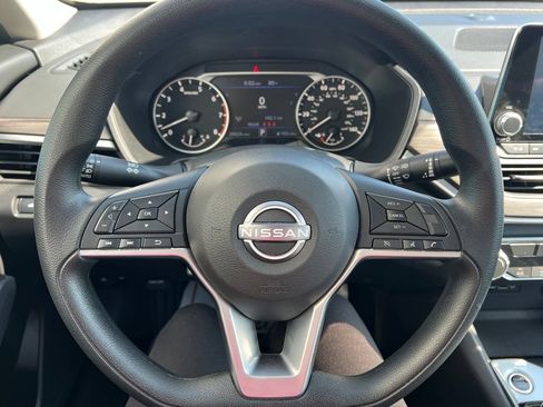 Used 2025 Nissan Altima 2.5 SV FWD image 11