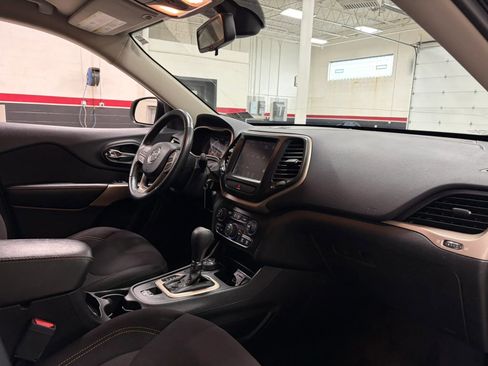 Used 2017 Jeep Cherokee Latitude w/ Cold Weather Group AWD/4WD image 30