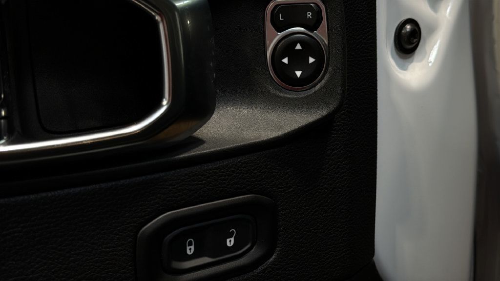 Used 2025 Jeep Wrangler Unlimited Sahara AWD/4WD image 20