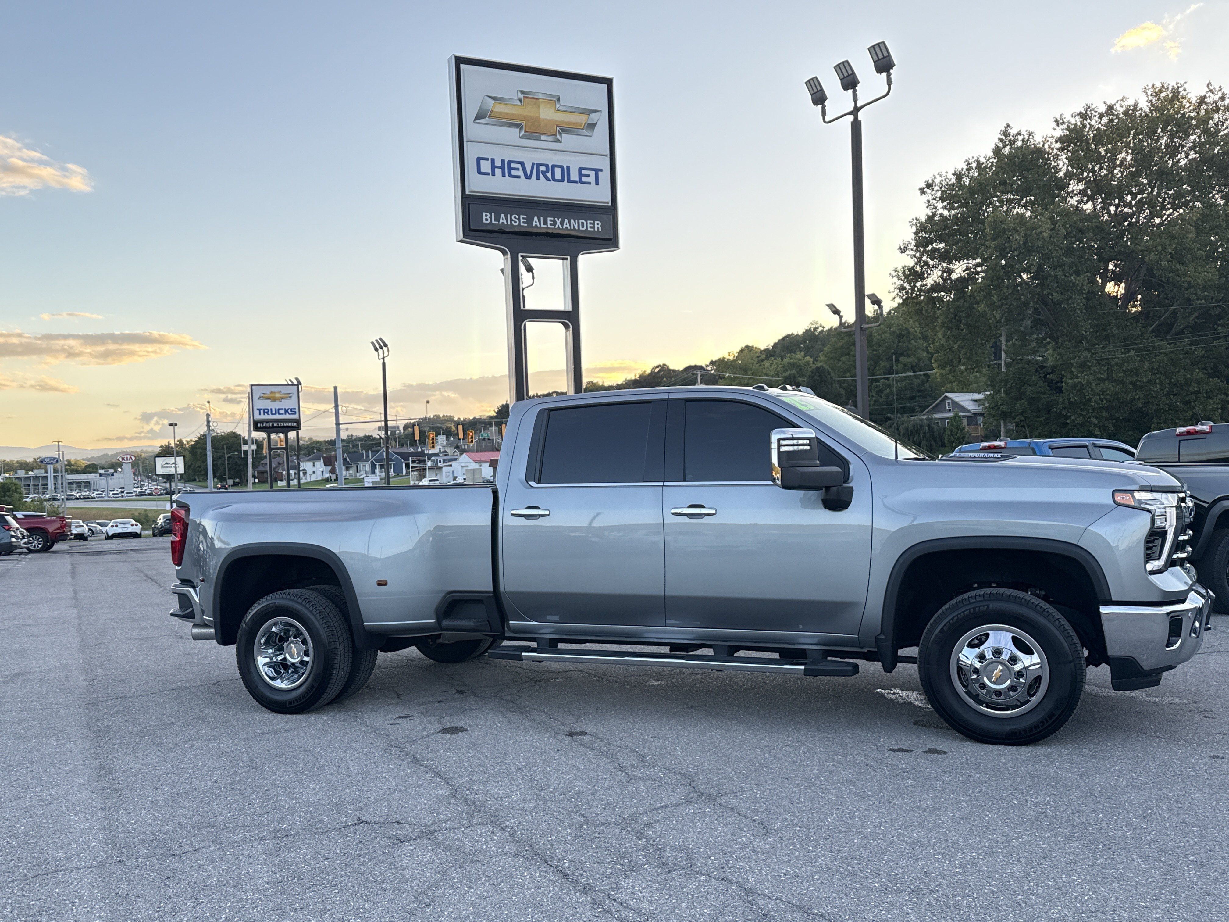 Used 2025 Chevrolet Silverado 3500 LTZ w/ LTZ Convenience Package AWD/4WD image 2