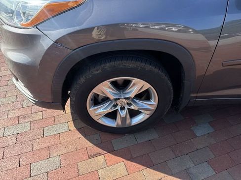 Used 2015 Toyota Highlander Limited w/ Driver Technology Package AWD/4WD image 2