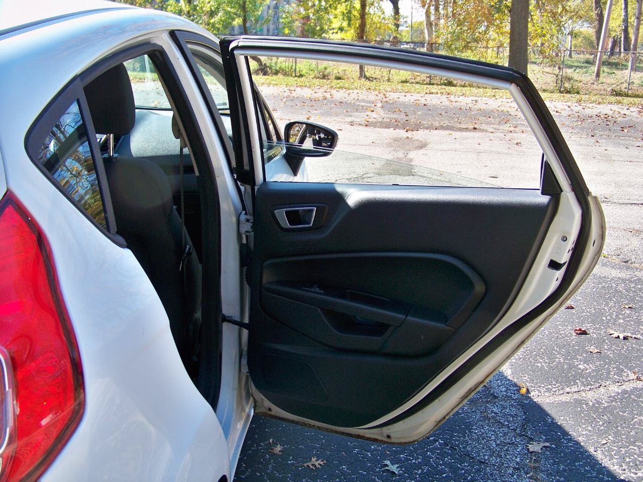 Used 2015 Ford Fiesta SE FWD image 40