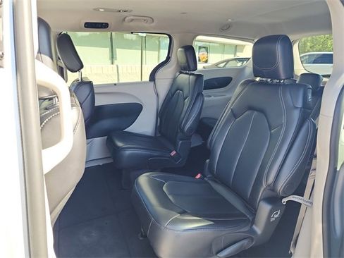 Used 2024 Chrysler Pacifica Touring-L image 31