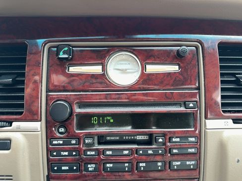 Used 2004 Lincoln Town Car Ultimate RWD image 9