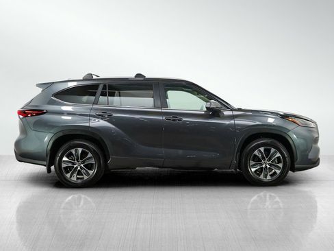 Used 2025 Toyota Highlander XLE AWD/4WD image 6